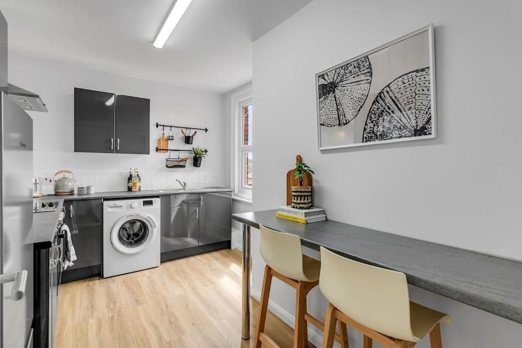 1-Bed Seaside Apartment With Parking Cromer Exteriör bild