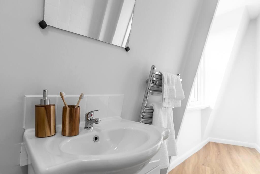 1-Bed Seaside Apartment With Parking Cromer Exteriör bild
