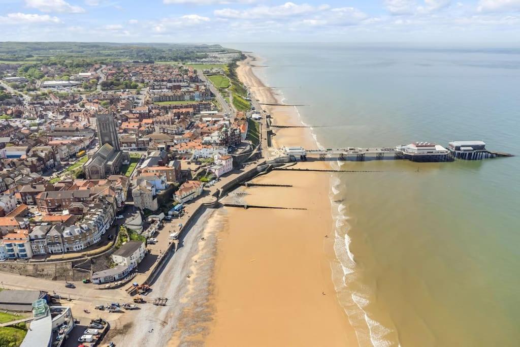 1-Bed Seaside Apartment With Parking Cromer Exteriör bild