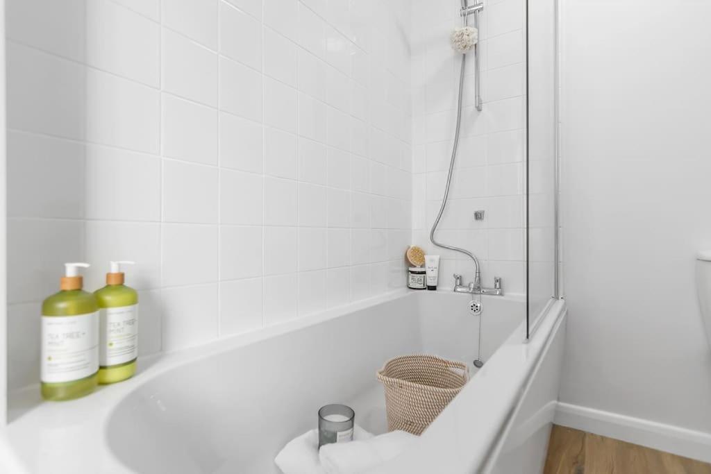 1-Bed Seaside Apartment With Parking Cromer Exteriör bild