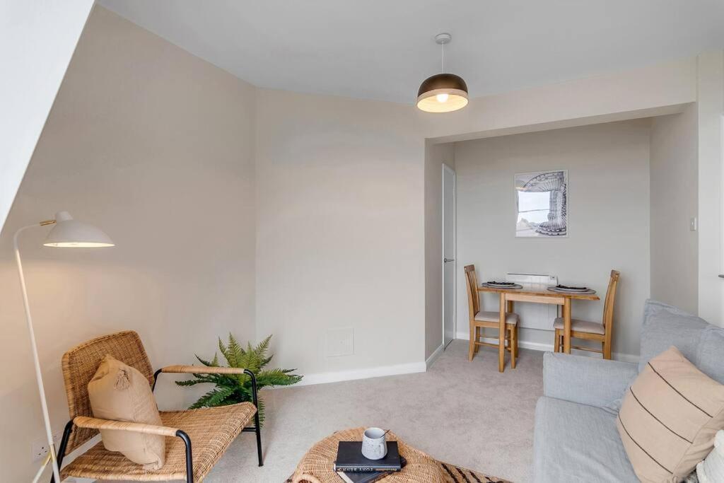 1-Bed Seaside Apartment With Parking Cromer Exteriör bild